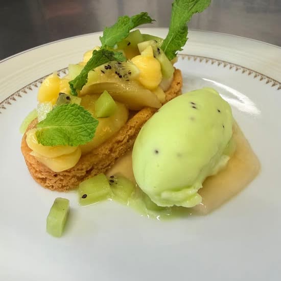 Instagram-post: dessert met ijs en verse vruchten